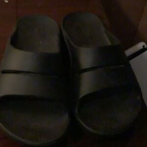 Brand new oofos slippers size 8.5 women or mens 6.5/7 black rubber slippers